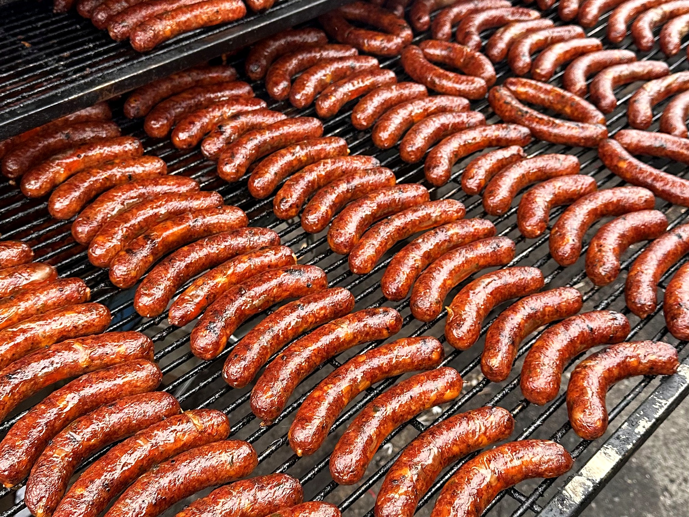 Würste auf dem Rost im Offset-Smoker
