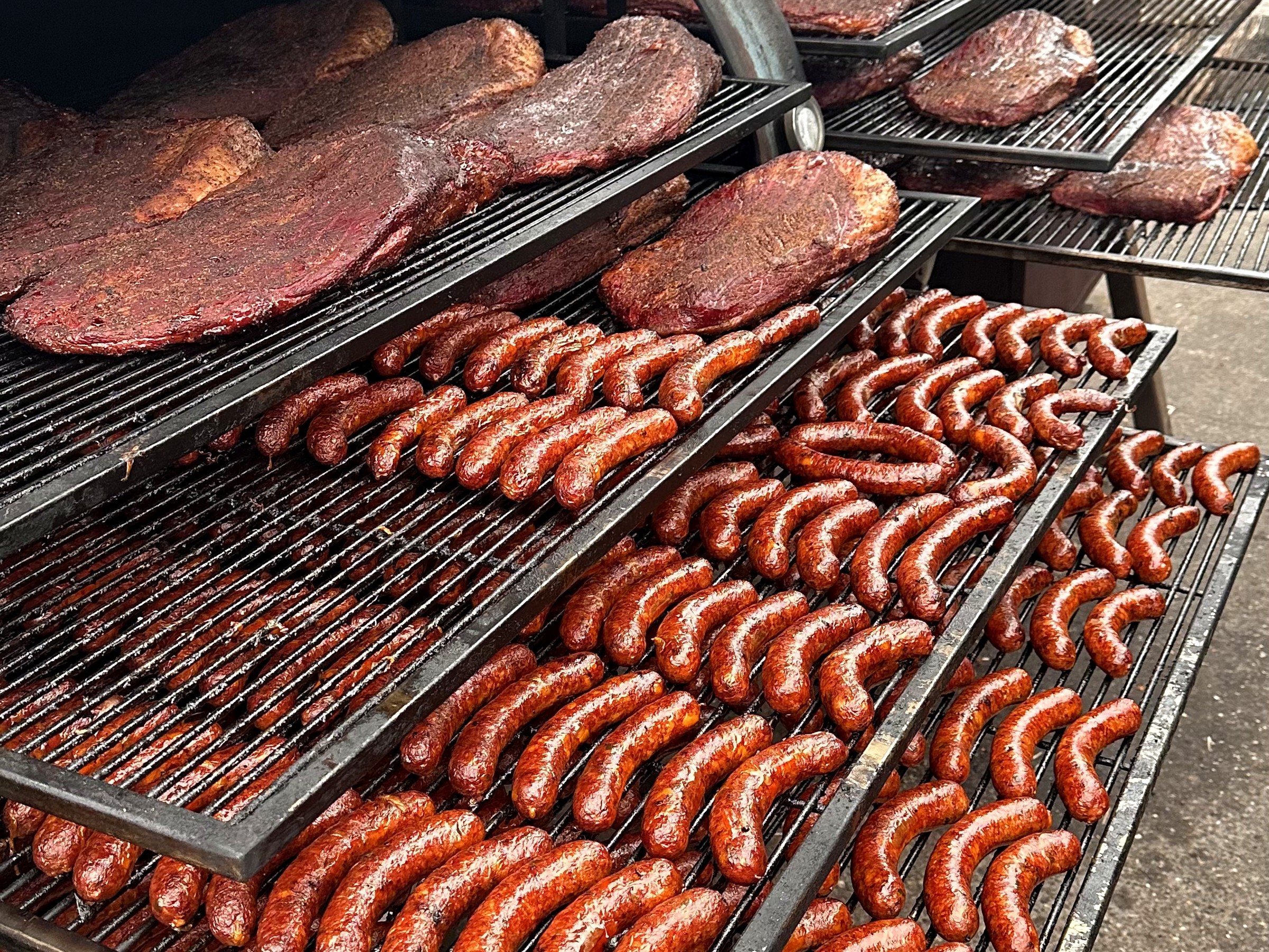 Smoker-Trailer mit Würsten und Brisket