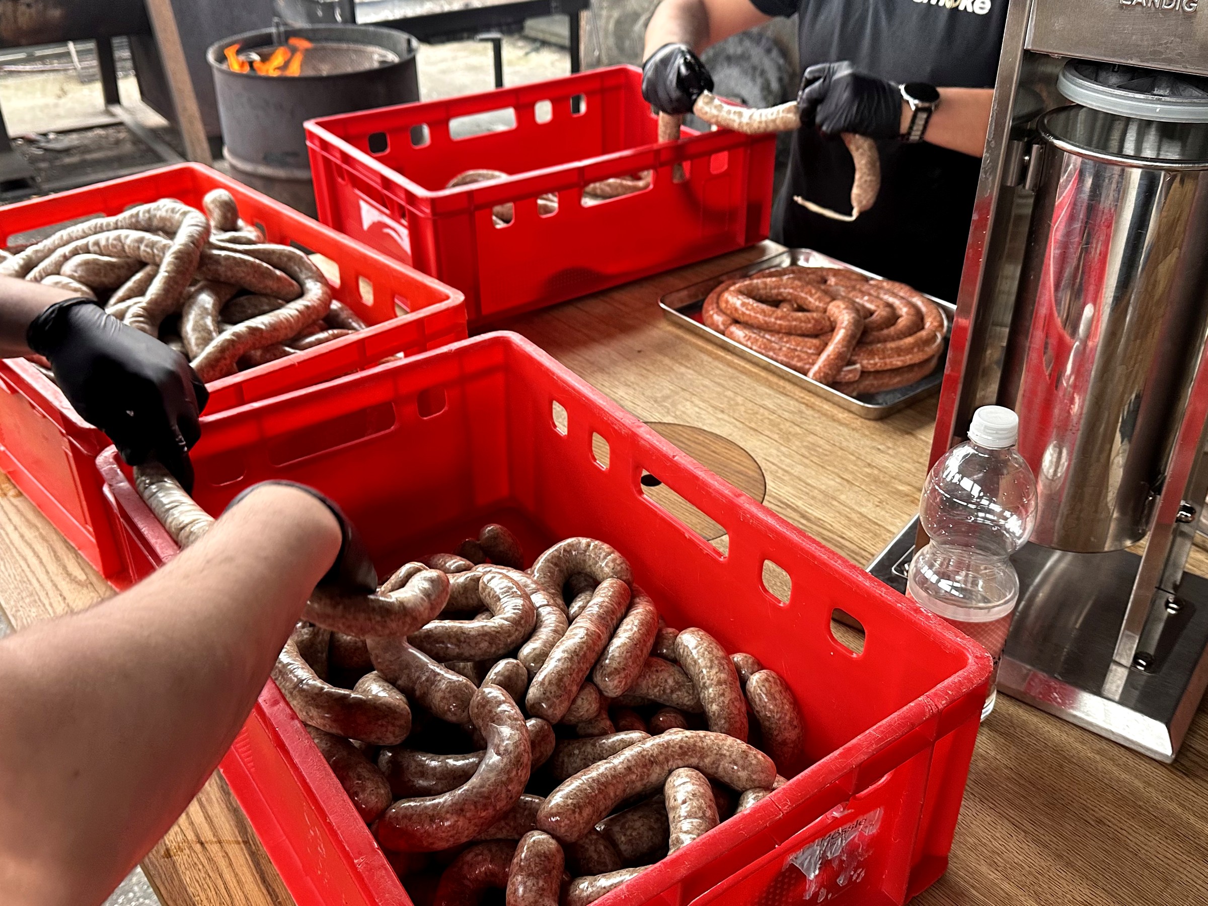 Frische Würste in der Vorbereitung